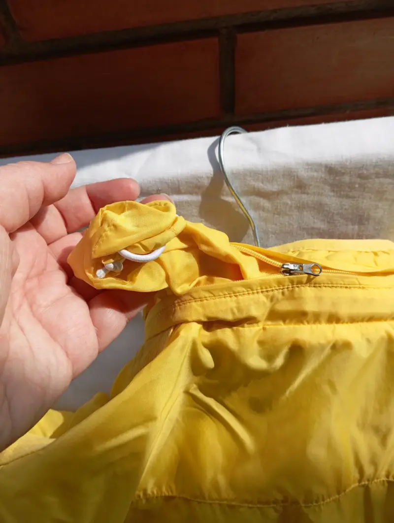 Chaqueta cortaviento amarilla para mujer - 4