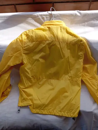 Chaqueta cortaviento amarilla para mujer - miniatura 5