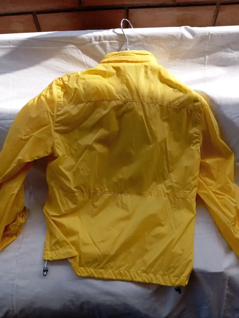 Chaqueta cortaviento amarilla para mujer - 6