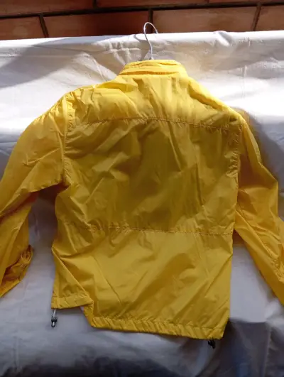 Chaqueta cortaviento amarilla para mujer - miniatura 6