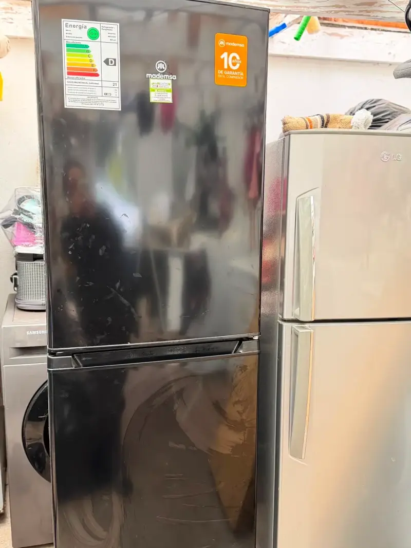 Refrigerador Mademsa Negro con Congelador Inferior - 1