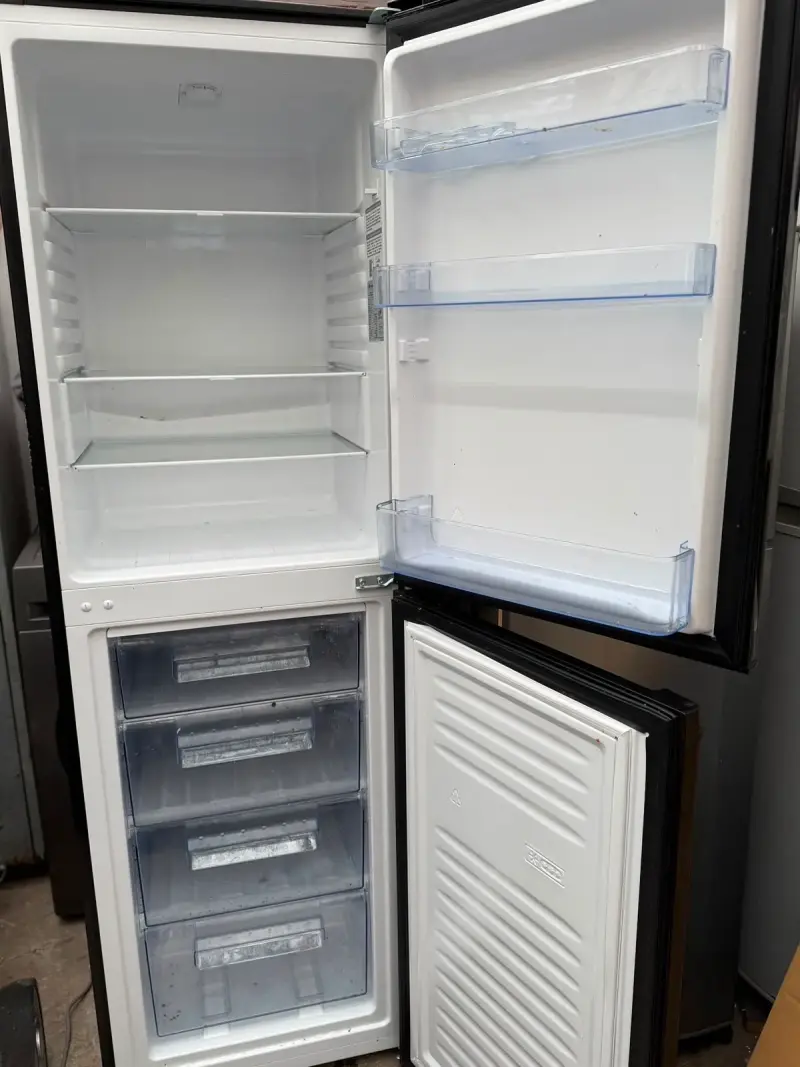 Refrigerador Mademsa Negro con Congelador Inferior - 2