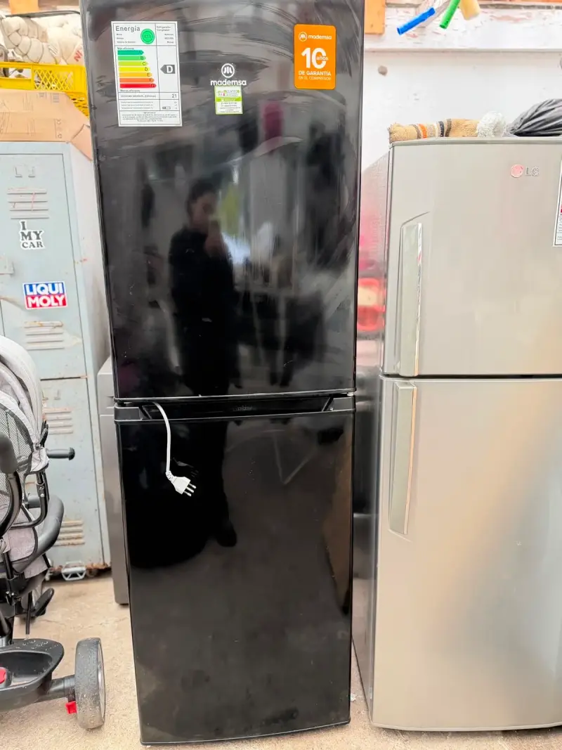 Refrigerador Mademsa Negro con Congelador Inferior - 3