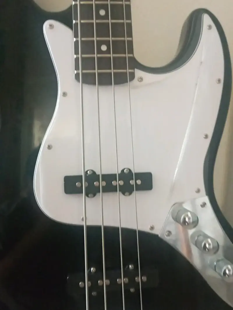 Bajo eléctrico negro con amplificador y funda - 1