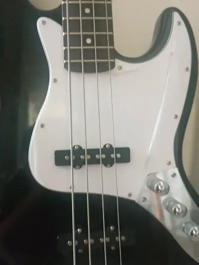 Bajo eléctrico negro con amplificador y funda - miniatura 1