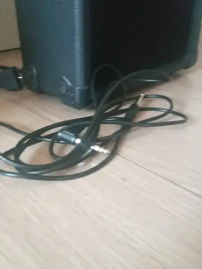 Bajo eléctrico negro con amplificador y funda - miniatura 2