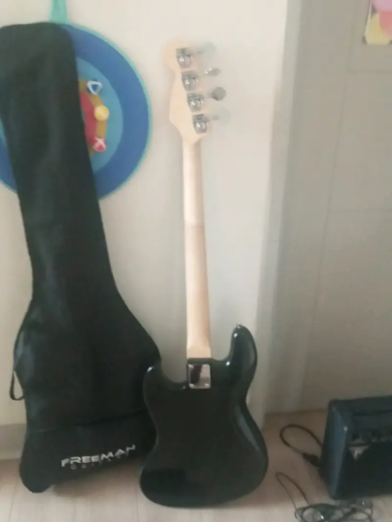 Bajo eléctrico negro con amplificador y funda - 3