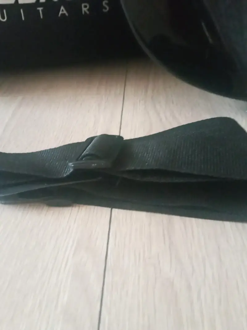 Bajo eléctrico negro con amplificador y funda - 4