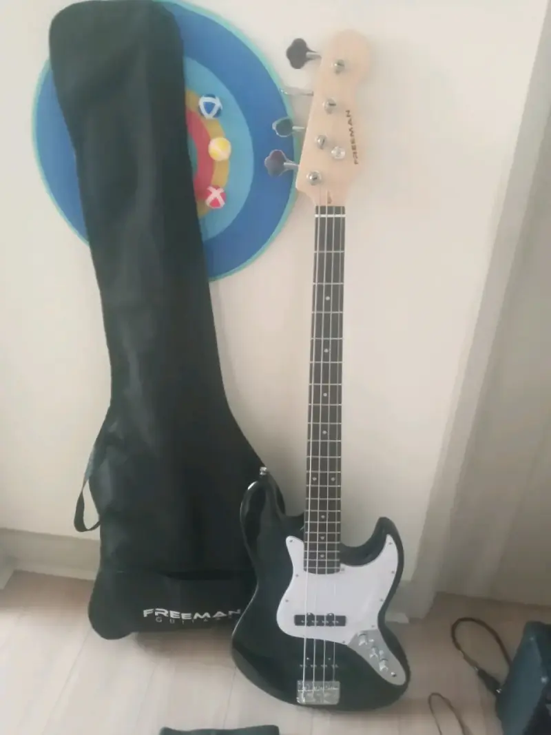 Bajo eléctrico negro con amplificador y funda - 6