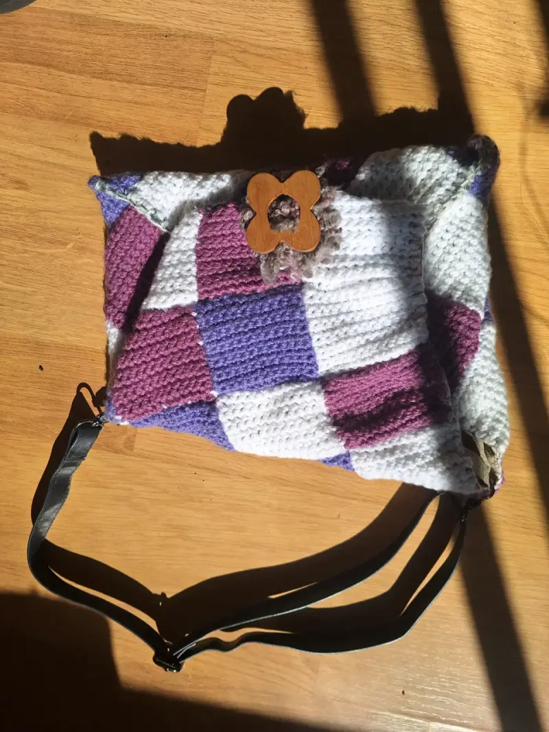 Bolso artesanal de lana tejido a mano