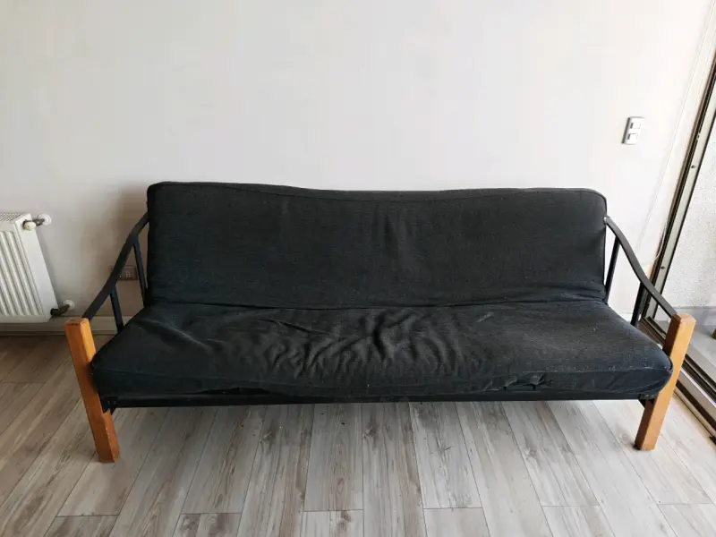Sofá cama futón negro con estructura de madera - 1