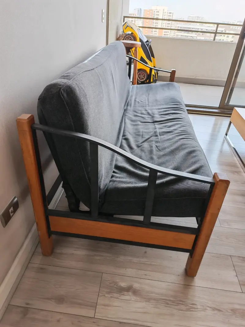 Sofá cama futón negro con estructura de madera - 2
