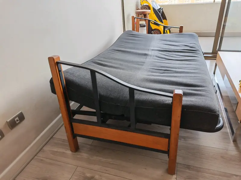 Sofá cama futón negro con estructura de madera - 3