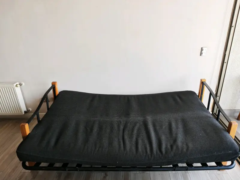 Sofá cama futón negro con estructura de madera - 4