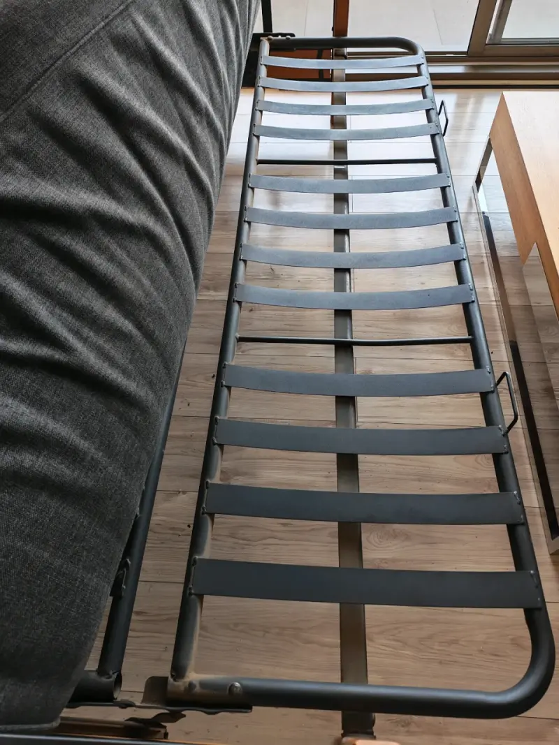 Sofá cama futón negro con estructura de madera - 5