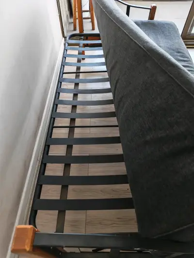Sofá cama futón negro con estructura de madera - miniatura 6