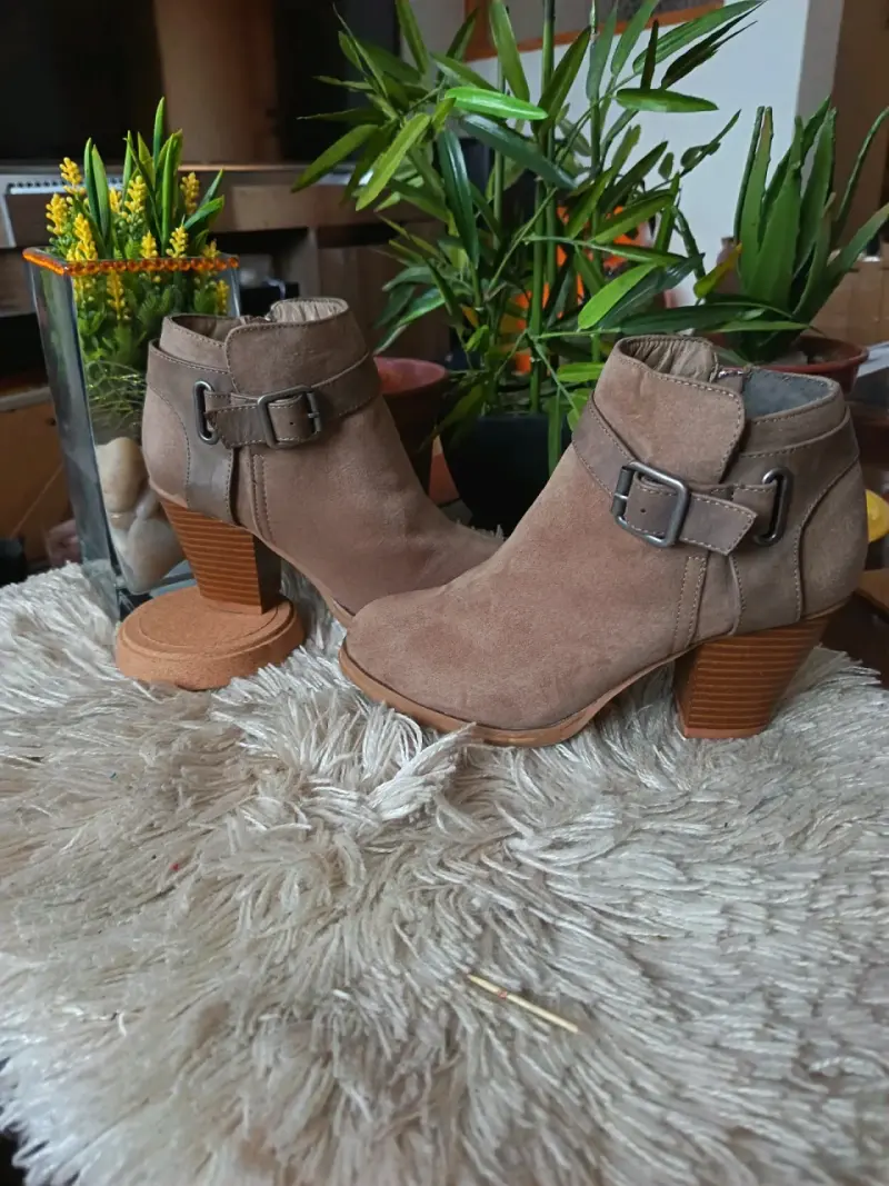 Botines de gamuza marrón con tacón grueso - 1