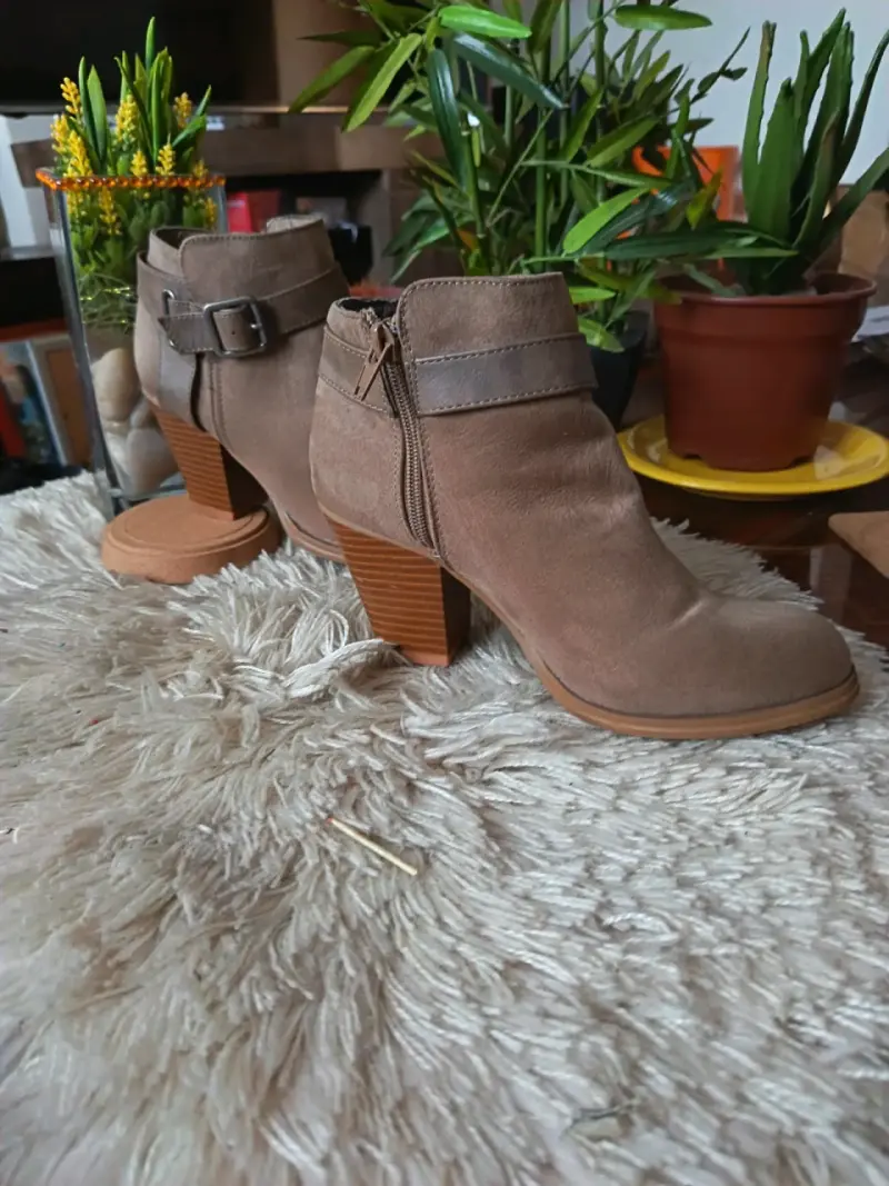 Botines de gamuza marrón con tacón grueso - 2