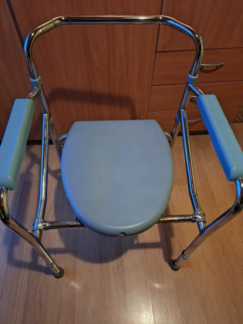 Silla de baño con respaldo plegable