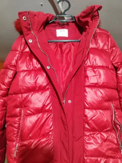 Chaqueta acolchada roja con capucha Sybilla - miniatura 1