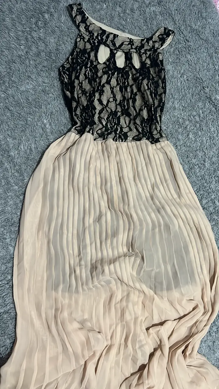 Vestido elegante de encaje y plisado - 1