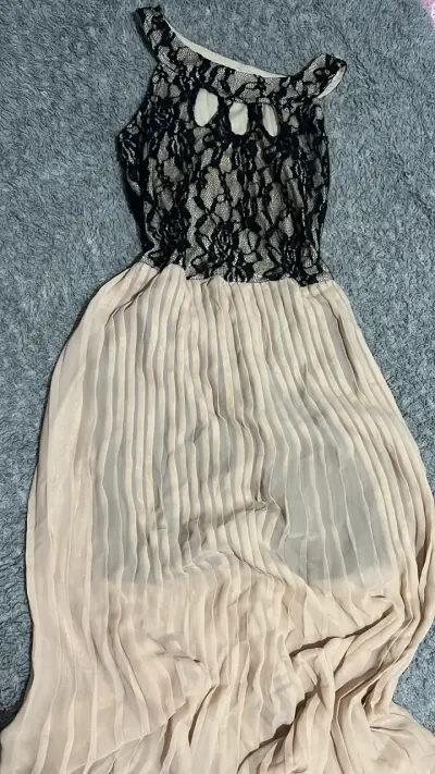 Vestido elegante de encaje y plisado - miniatura 1