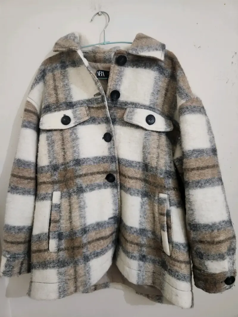 Abrigo de lana a cuadros Zara para mujer