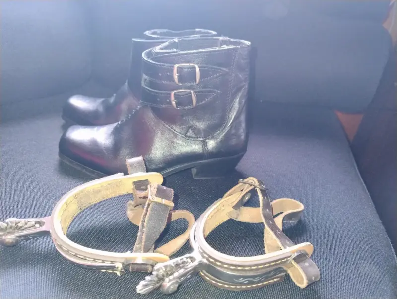 Botines de cuero negro N°32,con espuelas - 1