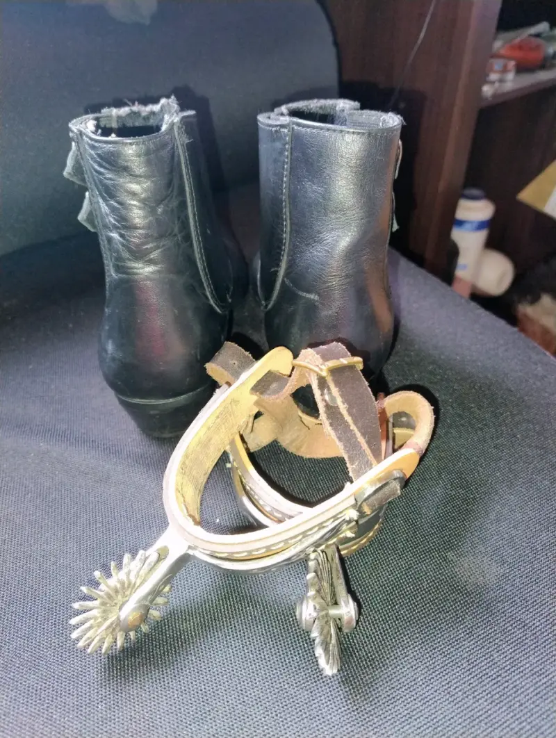 Botines de cuero negro N°32,con espuelas - 2