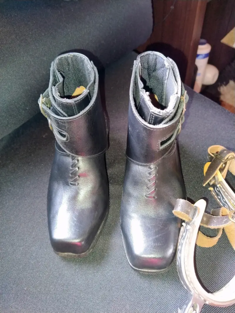 Botines de cuero negro N°32,con espuelas - 4