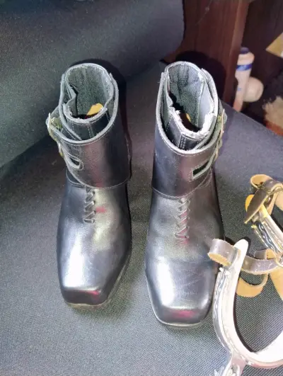 Botines de cuero negro N°32,con espuelas - miniatura 4