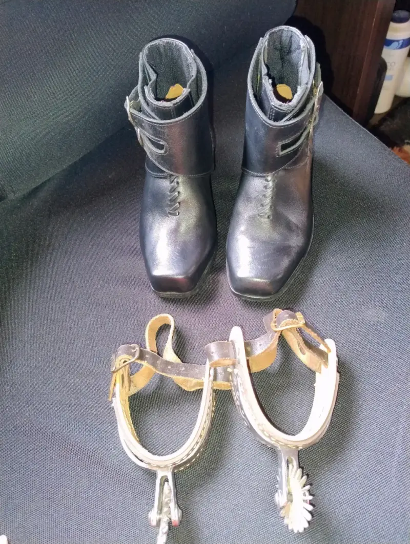 Botines de cuero negro N°32,con espuelas - 5