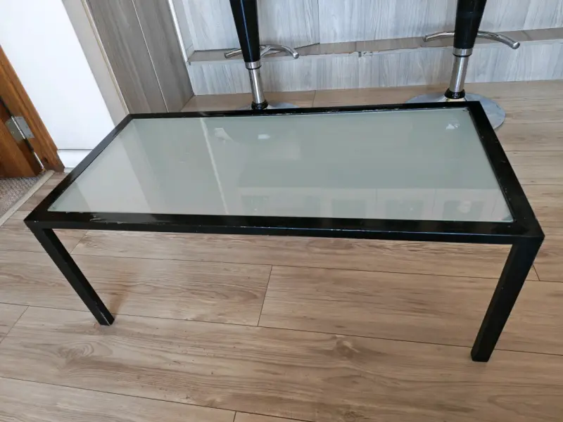 Mesa de centro de vidrio con marco metálico - 2