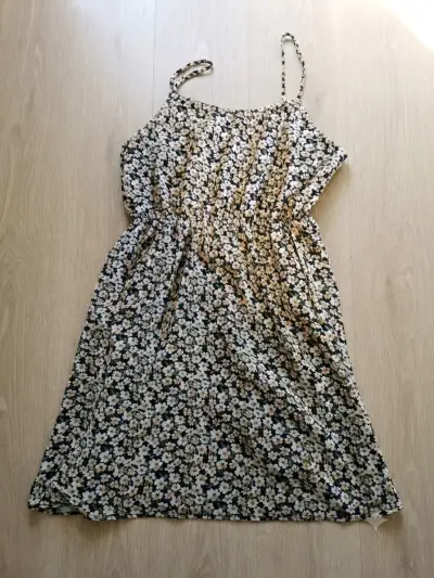 Vestido floral de verano con tirantes - miniatura 1