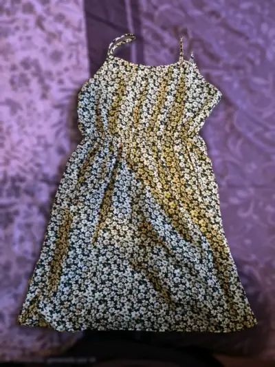 Vestido floral de verano con tirantes - miniatura 2