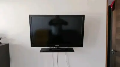 Televisor Samsung 40 pulgadas con base - miniatura 1