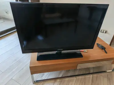 Televisor Samsung 40 pulgadas con base - miniatura 3