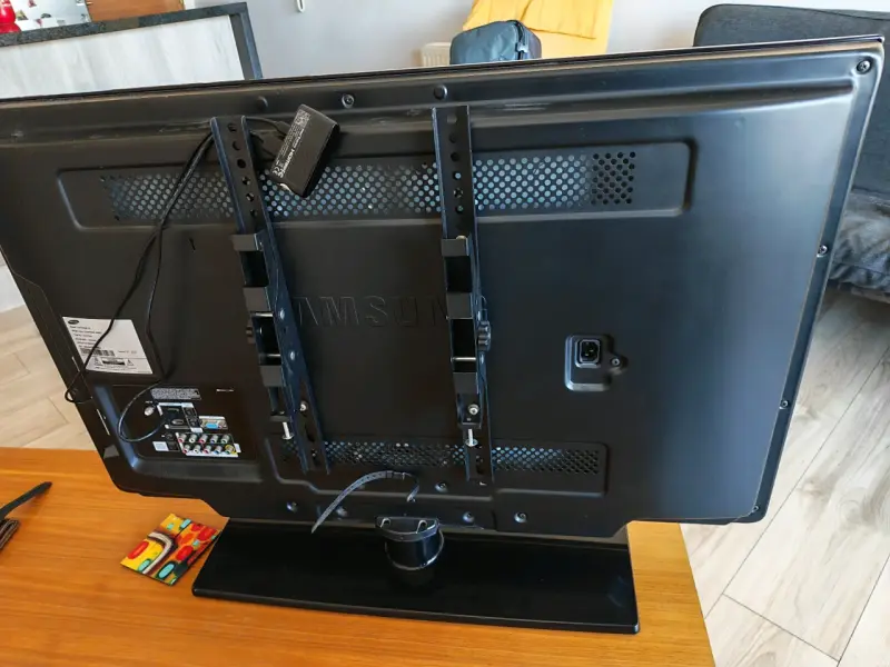 Televisor Samsung 40 pulgadas con base - 4