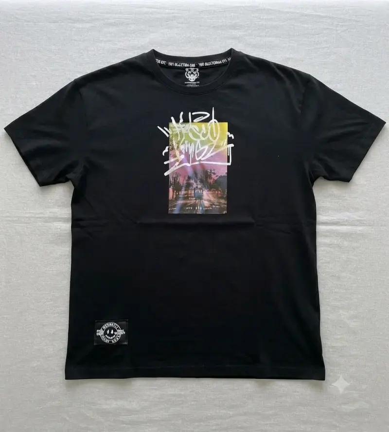 Polera negra con diseño gráfico estilo urbano - 1