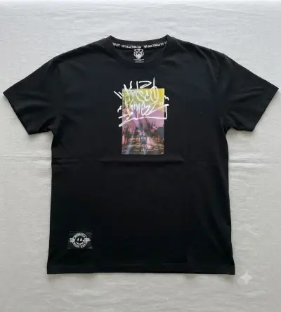 Polera negra con diseño gráfico estilo urbano - miniatura 1