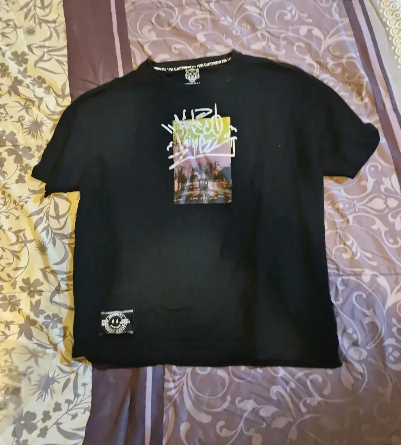Polera negra con diseño gráfico estilo urbano - 2
