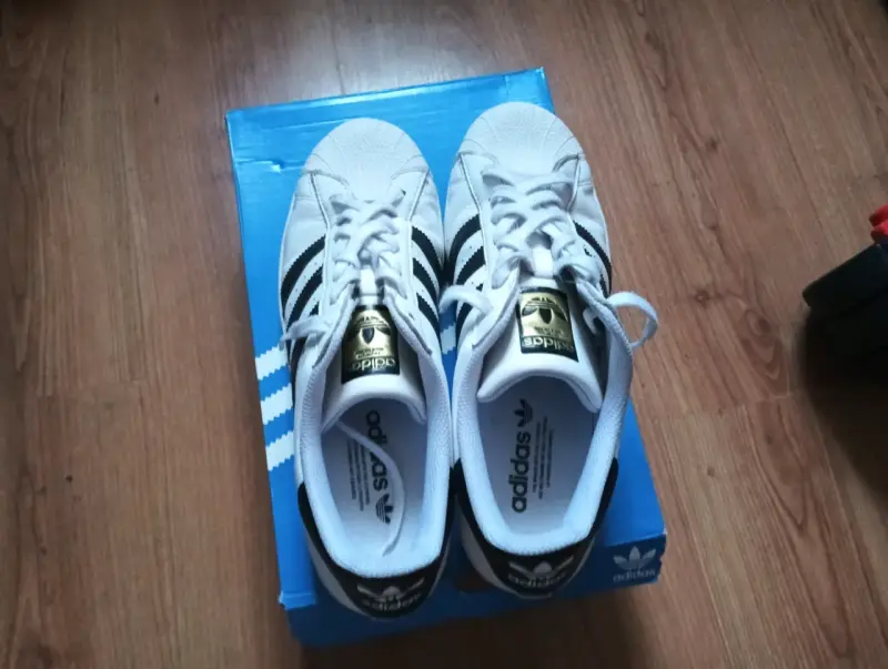 Zapatillas Adidas Superstar blancas y negras - 1