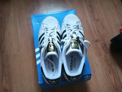 Zapatillas Adidas Superstar blancas y negras - miniatura 1