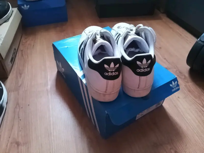 Zapatillas Adidas Superstar blancas y negras - 2