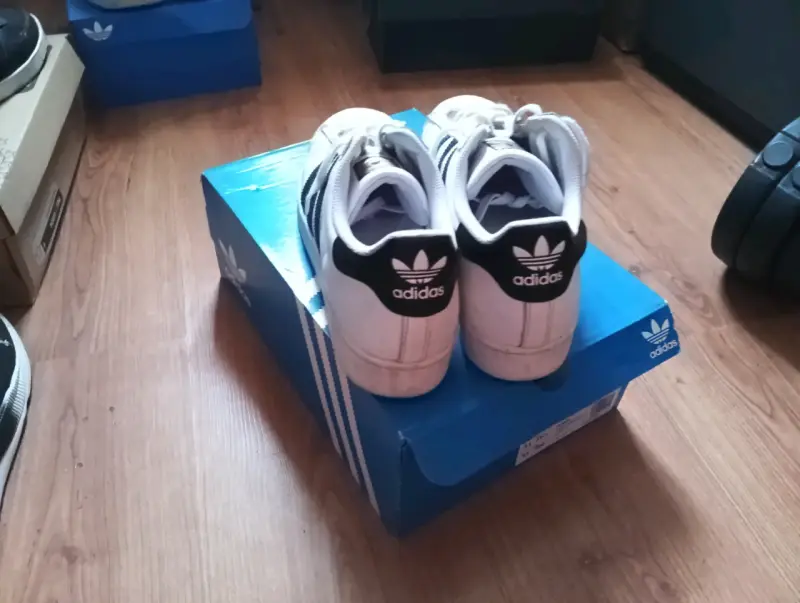 Zapatillas Adidas Superstar blancas y negras - 3
