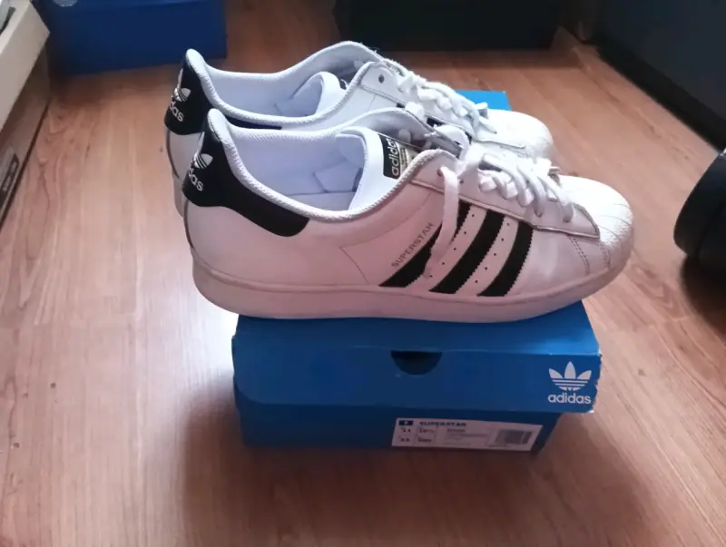 Zapatillas Adidas Superstar blancas y negras - 4
