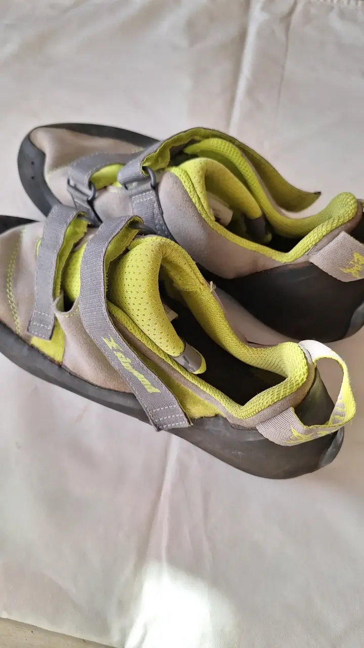 Zapatillas de escalada gris y verde Simond