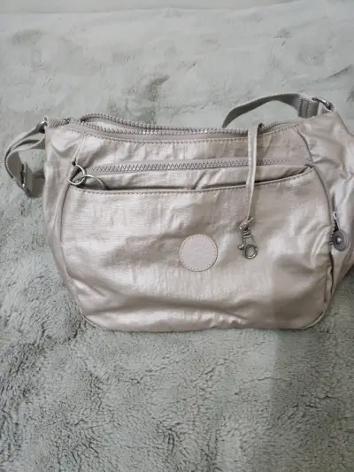 Cartera cruzada plateada con múltiples bolsillos - miniatura 1