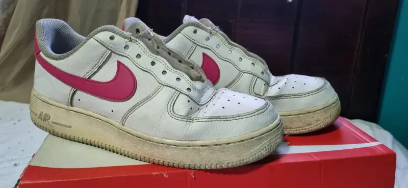 Zapatillas Nike Air Force 1 Blancas y Rosadas - 1