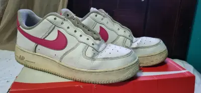 Zapatillas Nike Air Force 1 Blancas y Rosadas - miniatura 1